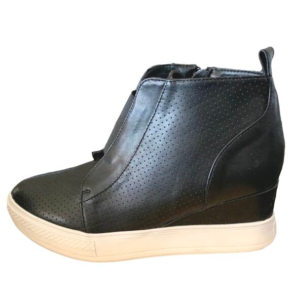 WANTED woman’s black booties ankle boots side zip perforated size 10 - Picture 2 of 8